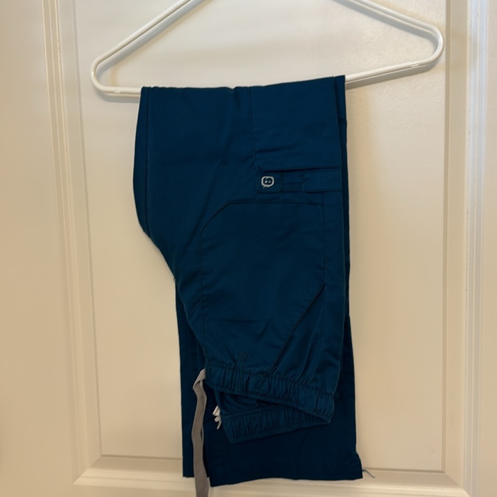 Small scrub top & X-Small scrub pants